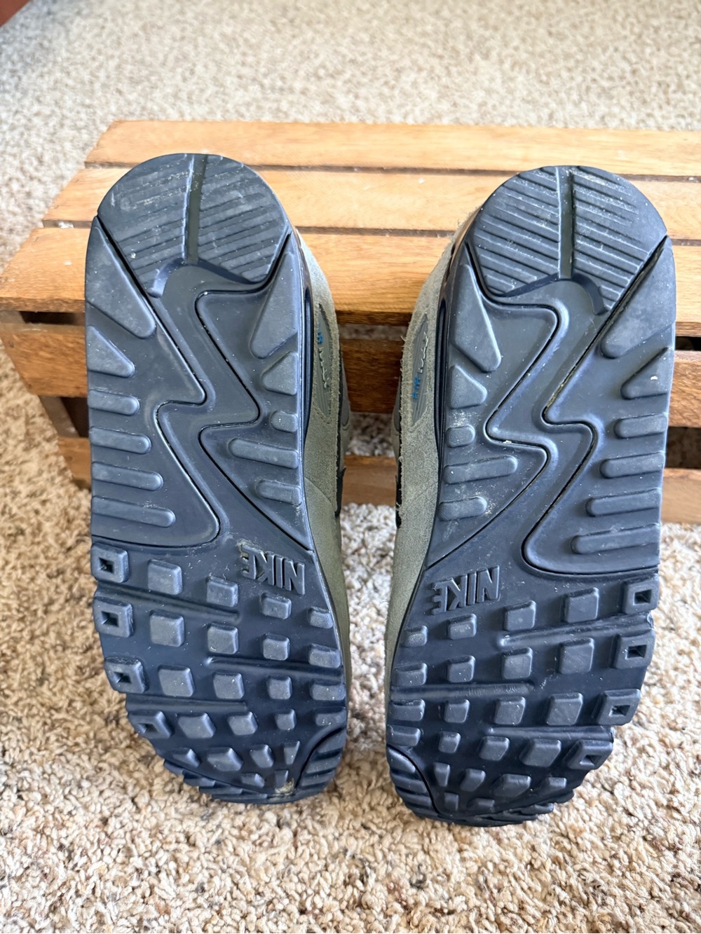 Men’s Nike Air Max 90 athletic shoes - Picture 7 of 7